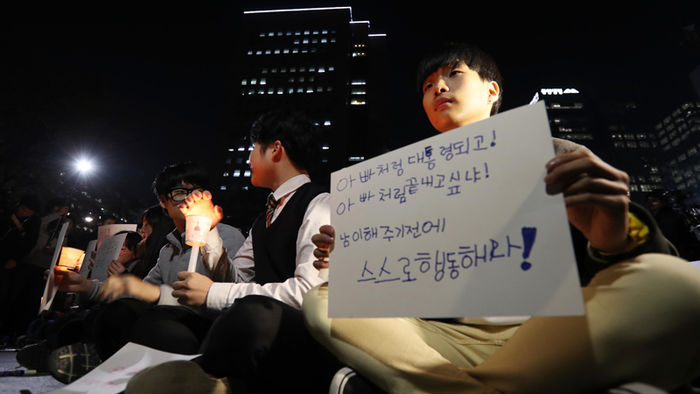 메인이미지  2 : 17일 저녁 서울 종로구 종각에서 열린 박근혜 대통령 하야 촉구 고3 집회에서 참석자들이 박 대통령의 하야를 촉구하고 있다.