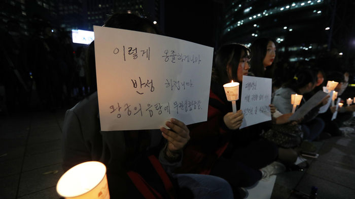 메인이미지  4 : 17일 저녁 서울 종로구 종각에서 열린 박근혜 대통령 하야 촉구 고3 집회에서 참석자들이 박 대통령의 하야를 촉구하고 있다.