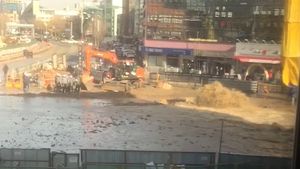 [제보영상] 순식간에 물바다 된 도로&hellip;공사 중 터진 상수도