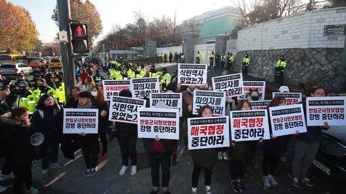 메인이미지  3 : 1228 한일 일본군위안부 합의 무효를 위한 대학생 대책위에 참여하는 학생들이 23일 오전 서울 용산구 국방부 앞에서 한일군사정보협정 서명에 반대하며 팻말을 들고 있다.
