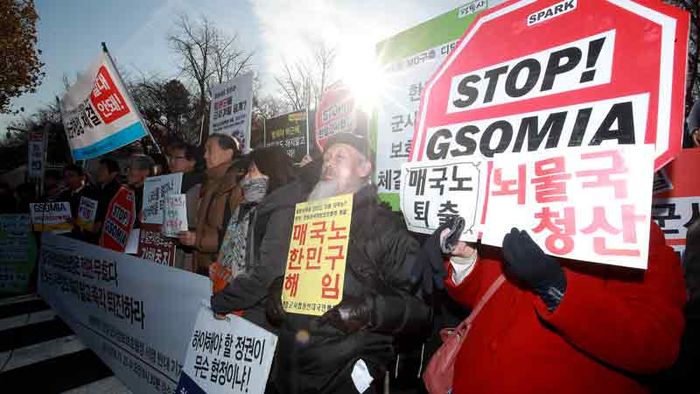 메인이미지  1 : 평화와통일을여는사람들, 정의당 등 시민사회단체 및 정당 관계자들이 23일 오전 서울 용산구 국방부 앞에서 한일군사정보협정 서명에 반대하며 기자회견을 하고 있다.