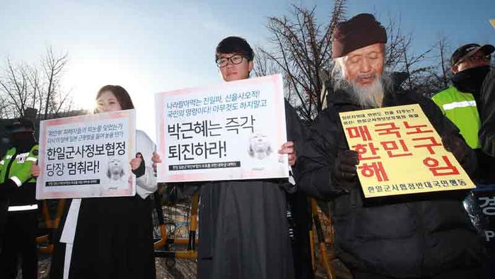 메인이미지  4 : 1228 한일 일본군위안부 합의 무효를 위한 대학생 대책위에 참여하는 학생과 시민단체 회원들이 23일 오전 서울 용산구 국방부 앞에서 한일군사정보협정 서명에 반대하며 팻말을 들고 있다.