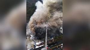[제보영상] 부산 물류창고 신축공사장 화재&hellip;눈 앞을 가리는 '유독 가스'