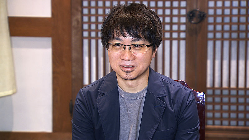 질문에 답변하는 신카이 마코토 감독