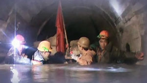 [지금 북한은] 가슴까지 물 찼는데…굴 속에서 일하며 주먹밥 식사