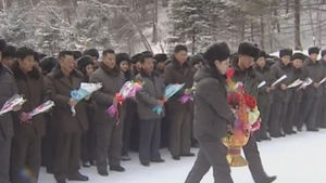 [지금 북한은] 김정일 생일 앞둔 北…백두산으로 '답사 행군'