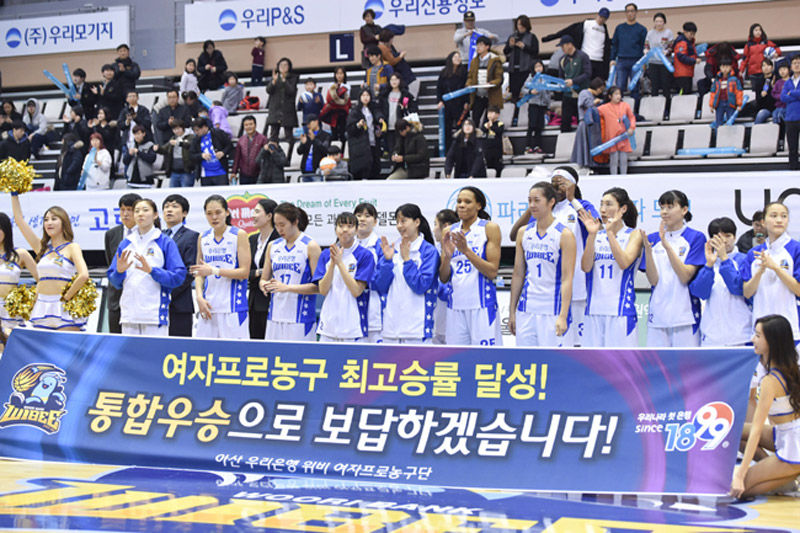 [취재파일] 만년 꼴찌에서 사상 최강팀으로…우리은행 변신의 비결은?