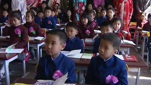 [지금 북한은] 北 신입생들이 먼저 하는 일…김일성 동상에 꽃다발