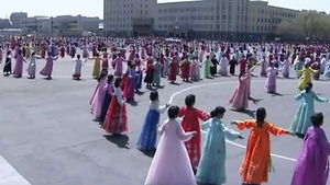 [지금 북한은] "위대한 장군님 위해"…한복 입고 '경축 무도회'