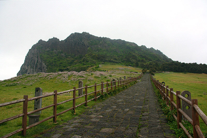한적한 어느 아침, 성산 일출봉은 행인의 방문을 기다리고 있었다. 