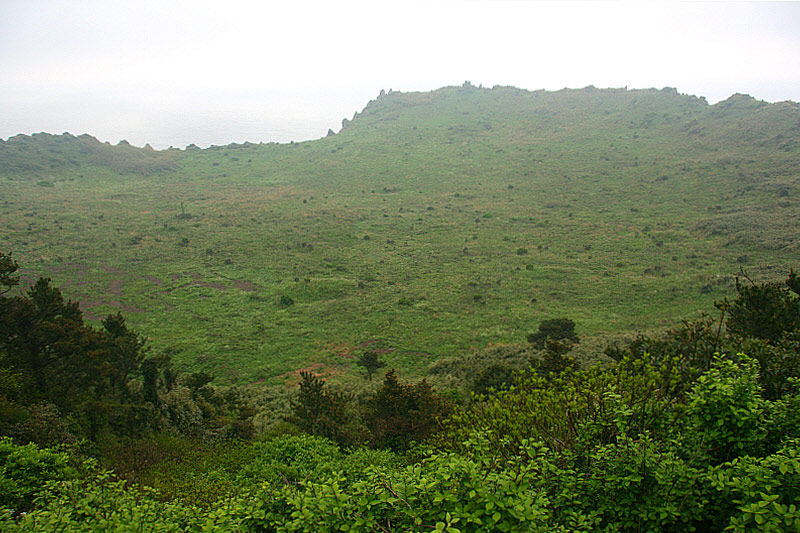 성산 일출봉의 정상분지는 휘뿌염한 안개 속에서 졸고 있었다.