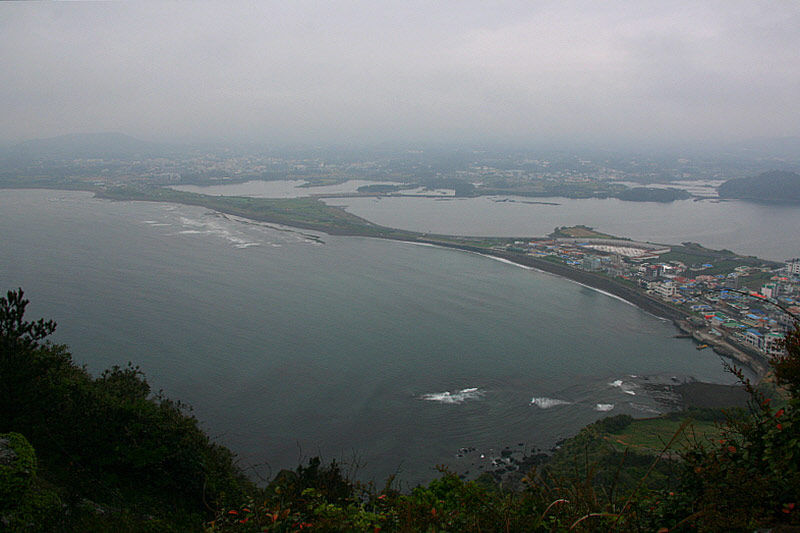 봉우리 아래에 바다가 있고, 사람들이 살아간다.