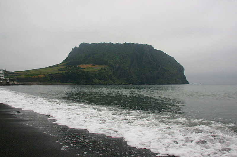 성산봉이 가는 길을 배웅한다.