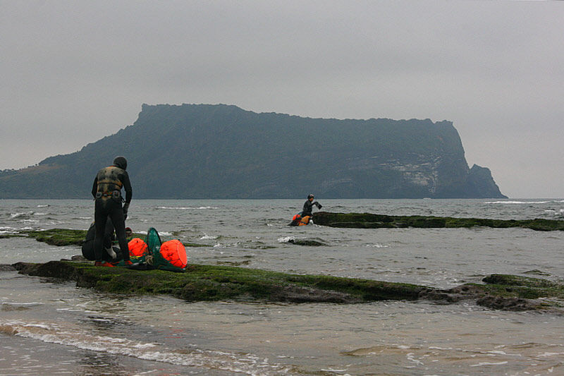 해녀의 삶은 바다와의 쟁투의 연속이다.