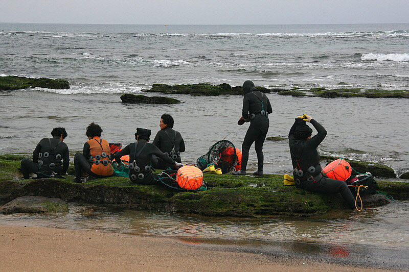 물질은 몸이라는 가장 순수한 도구를 활용한 신성한 노동의 상징이다.