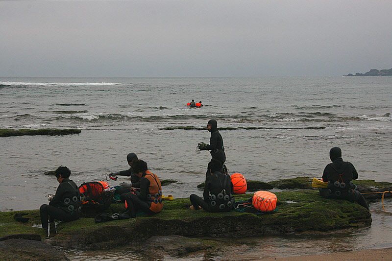 해녀로서의 의무와 삶의 자세는 해녀와 해녀 사이에서 전수되며. 또 계승한다.