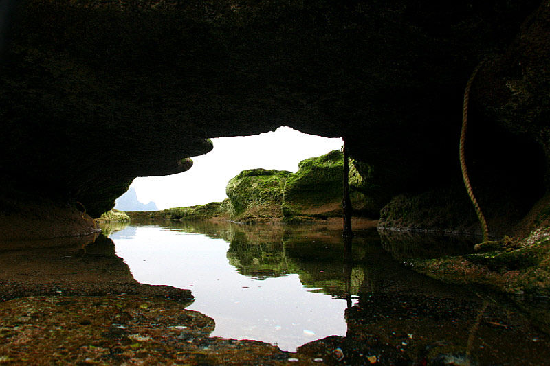 바위틈 사이로 바다가 흐른다.