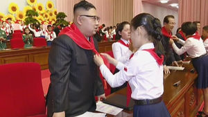 [지금 북한은] 넥타이 매 주고 사진 찍고…소년단 대회 참석한 김정은