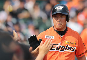 정근우, 부상으로 한 달 이상 결장…한화 베테랑 부상 도미노