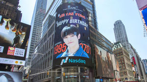 [SBS Star] NCT's TAEYOUNG Picture in NYC to Celebrate His Birthday!