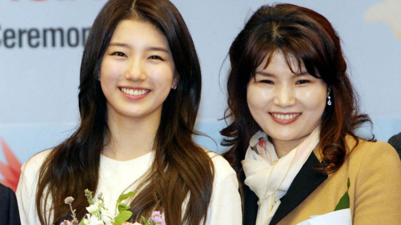 수지와 수지 어머니의 사진 