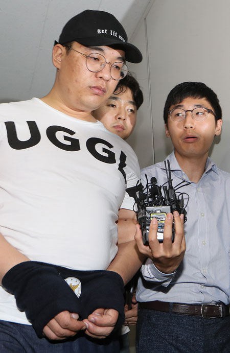 메인이미지  3 : 경남 창원의 골프연습장에서 40대 여성을 납치해 살해한 혐의로 경찰에 붙잡힌 심천우(31)씨가 3일 오후 서울 중랑경찰서 유치장으로 이동하고 있다.