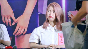 [SBS Star] MAMAMOO's Solar Gets Rejected by Her Fan!