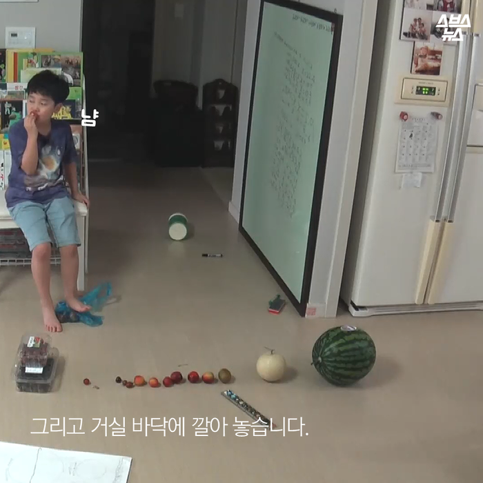 메인이미지  4 : 그리고 거실 바닥에 깔아 놓습니다.