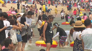 "덥다 더워"&hellip;전국 해수욕장&middot;워터파크에 구름 인파