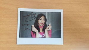 [SBS Star] TWICE's Tzuyu Autographed Picture on Sale for Over 900 dollars!