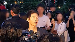 [SBS Star] Song Joong-ki Spotted to Have a Guerrilla Date in Hongdae
