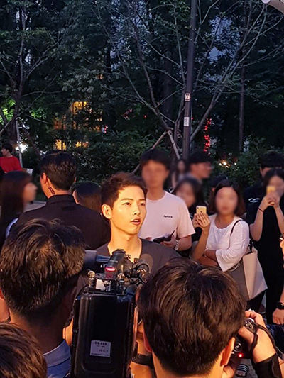 [SBS Star] Song Joong-ki Spotted to Have a Guerilla Date in Hongdae