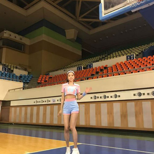 [SBS Star] Apink Son Na-eun Attracts Many with Breathtaking Body Shape at Volleyball Stadium