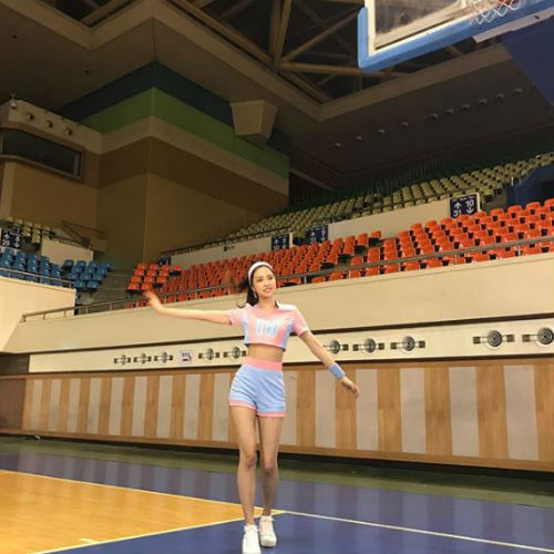 [SBS Star] Apink Son Na-eun Attracts Many with Breathtaking Body Shape at Volleyball Stadium