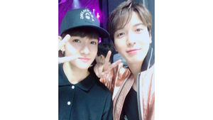 [SBS Star] Samuel Takes a Selfie with CNBLUE's Jung Yong-hwa