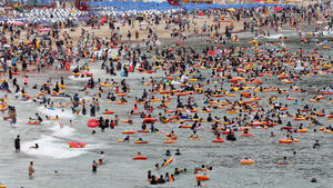 해운대 등 부산 해수욕장 3곳 다음 달 1일 첫 개장