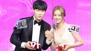 [SBS Star] Ryu Jun-yeol and Hyeri's Romantic Moments Captured