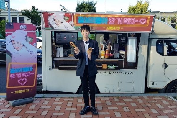 [SBS Star] Block B's P.O Repays Love with Coffee Truck