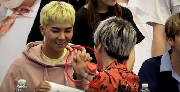 [SBS Star] A Boy Fan Requests to Hold Hands with WINNER's MINO!