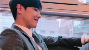 [SBS Star] Lee Joon Confesses his Ideal Type, "I said 'I'm your fan' and ran away."