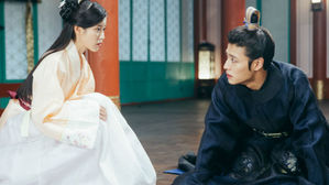 [SBS Star] Kang Ha-neul Shrouded in Dating Rumor with IU on the Day of Enlistment