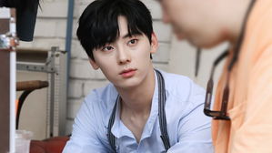 [SBS Star] Wanna One Hwang Min Hyun's Manner Praised by Concert Staffs