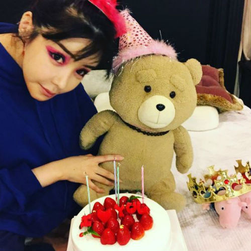 [SBS Star] Park Bom to Celebrate YG Ent. Hit Song Maker Teddy's Birthday