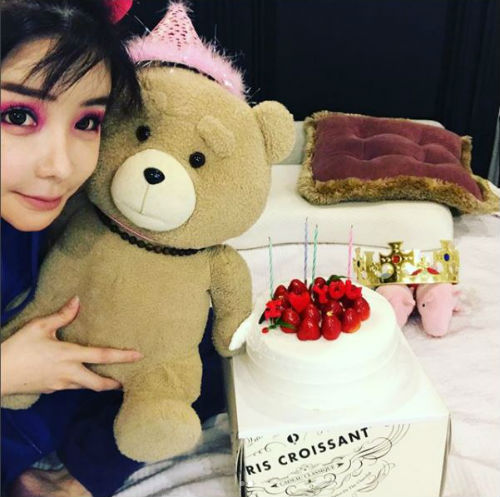 [SBS Star] Park Bom to Celebrate YG Ent. Hit Song Maker Teddy's Birthday