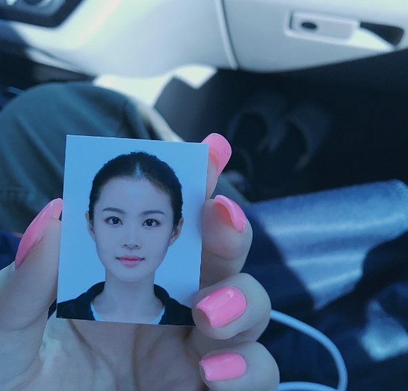 [SBS Star] Lee Hi Posts Two Contrasting Passport Pictures on Her SNS