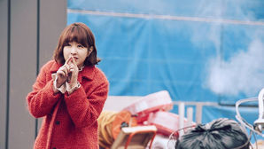 [SBS Star] Park Bo Young Transfers Money after Stopping a Man at the Gasoline Station