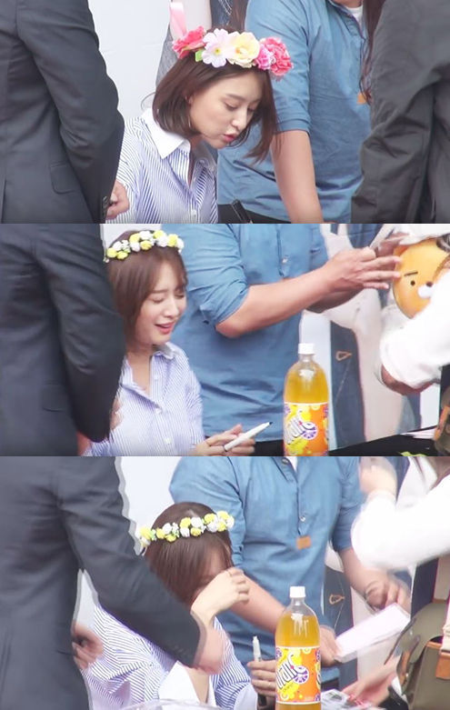 [SBS Star] Kim Ji Won Blushes After Receiving an Orange Juice Bottle at Her Fan Meeting