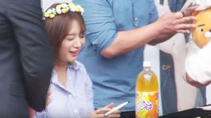 [SBS Star] Kim Ji Won Blushes After Receiving Something at Her Fan Meeting!