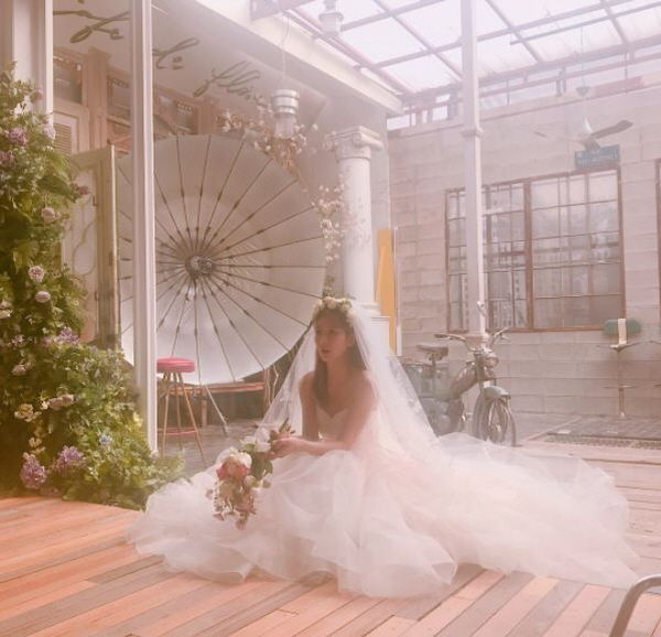 After School Reunited! Members Gathered for Jung Ah's Wedding Pictorial