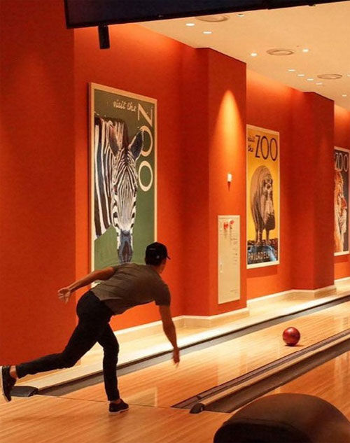 [SBS Star] The Night Before Military Enlistment, Kim Soo Hyun Spotted at the Bowling Alley